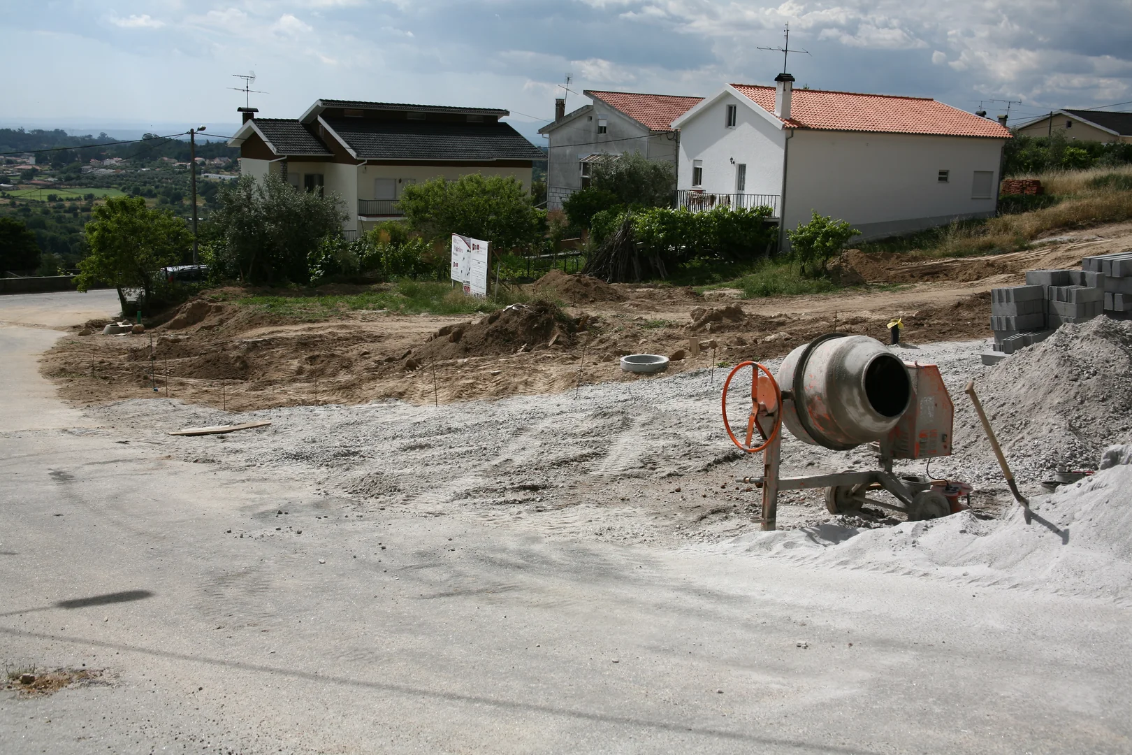 Construçao moradia unifamiliar anexo e muro de vedac