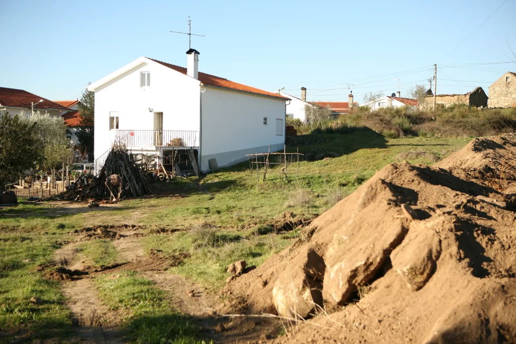 construcao moradia unifamiliar anexo e muro de vedacao 22 003