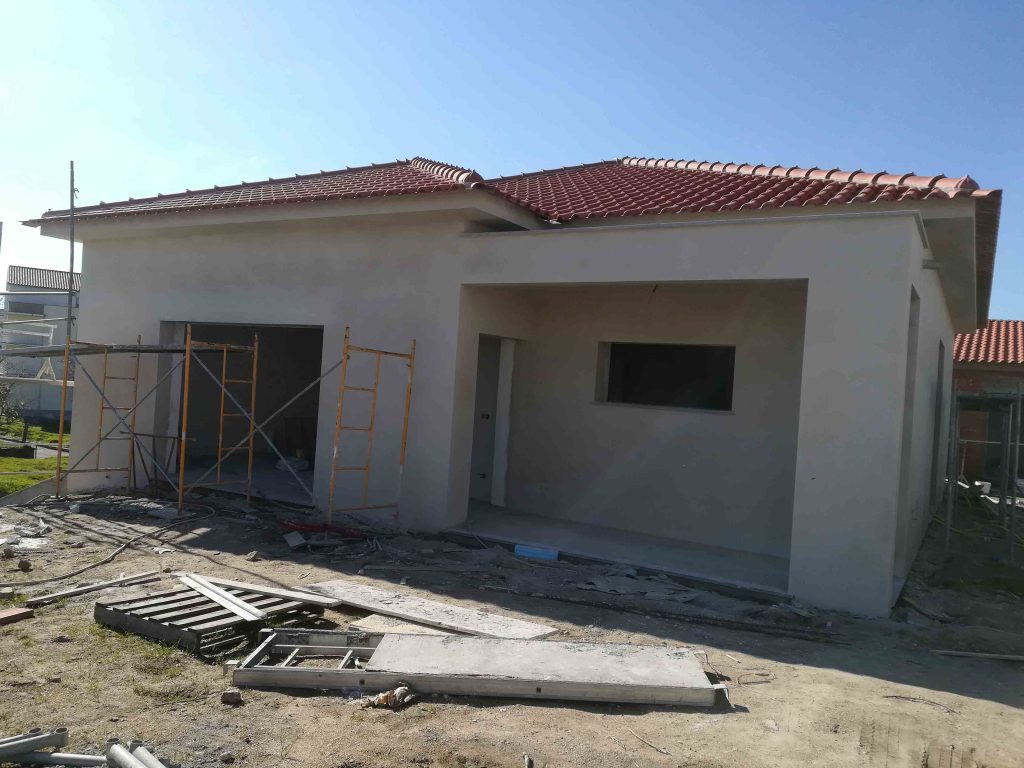 construção moradia unifamiliar anexo e muro de vedação 10